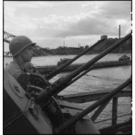 Poste de DCA américain déployé près du pont détruit de Mannheim.