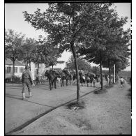 Unité de goumiers en mission, accompagnée par des enfants dans les environs de Kehl.