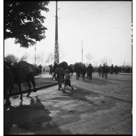 Unité de goumiers en mission, accompagnée par des enfants dans les environs de Kehl.
