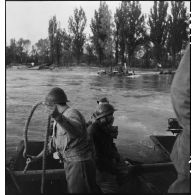 Des véhicules franchissent le Rhin sur des bateaux d'assaut M2 assemblés pour former une portière de transport et manoeuvrés par des équipages du génie.