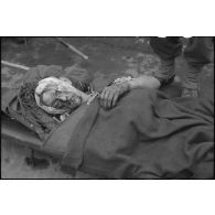 Un personnel médical de la 1re armée effectue un triage de soldats allemands blessés avant leur évacuation.