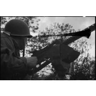 Servant de mitrailleuse d'un half-track du 2e bataillon de zouaves portés (2e BZ) de la 1re division blindée (1re DB) qui entre dans Fribourg-en-Brisgau.