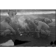 Bivouac d'une unité de spahis marocains dans le secteur de Fribourg-en-Brisgau.