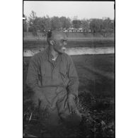 Bivouac d'une unité de spahis marocains dans le secteur de Fribourg-en-Brisgau, portrait d'un spahi.