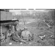 Des zouaves du 2e bataillon de zouaves portés (2e BZ), unité affectée au combat command n°3 (CC3), sont postés devant Fützen.