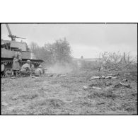 Des zouaves du 2e bataillon de zouaves portés (2e BZ), unité affectée au combat command n°3 (CC3), sont postés devant Fützen.