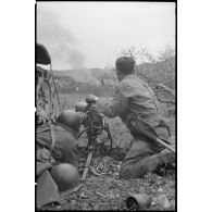 Des zouaves du 2e bataillon de zouaves portés (2e BZ), unité affectée au combat command n°3 (CC3), sont postés devant Fützen.
