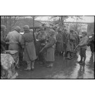 A proximité de la commune de Fützen, après avoir pris à partie des éléments du combat command n°3 (CC3), des soldats allemands qui se rendent sont fouillés et interrogés.
