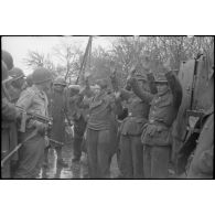 A proximité de la commune de Fützen, après avoir pris à partie des éléments du combat command n°3 (CC3), des soldats allemands qui se rendent sont interrogés.