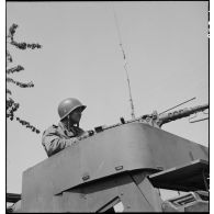 Servant de mitrailleuse à bord d'un half-track du 2e bataillon de zouaves portés (2e BZ).