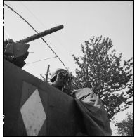 Membre d'équipage à bord d'un half-track du 2e bataillon de zouaves portés (2e BZ) en observation.