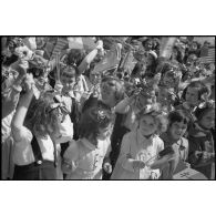 Enfants rassemblés pour assister à la cérémonie commémorative du débarquement du 6 juin 1944.