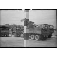 Des camions GMC transportent l'habillement, les équipements et le matériel destinés au magasin d'habillement/approvisionnement du United States Riviera Recreational Area (USRRA).