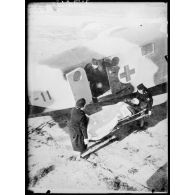 Transport d'un blessé à bord d'un avion sanitaire avec l'aide des infirmières de l'air.