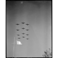 Des avions de chasse Bell P-63 Kingcobra de la 5e escadre de chasse volent en formation au-dessus de Salon-de-Provence.