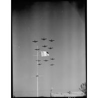 Des avions de chasse Bell P-63 Kingcobra de la 5e escadre de chasse volent en formation au-dessus de Salon-de-Provence.