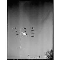 Des avions de chasse Bell P-63 Kingcobra de la 5e escadre de chasse volent en formation au-dessus de Salon-de-Provence.