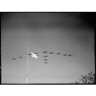 Des avions de chasse Bell P-63 Kingcobra de la 5e escadre de chasse volent en formation au-dessus de Salon-de-Provence.
