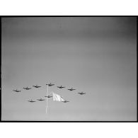 Des avions de chasse Bell P-63 Kingcobra de la 5e escadre de chasse volent en V au-dessus de Salon-de-Provence.