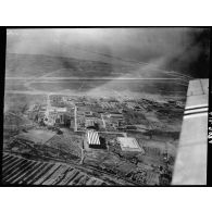 Vue aérienne des infrastructures de la Société nationale de constructions aéronautiques du Sud-Est (SNCASE), du port aérien et de la base aérienne 108 de Marignane.