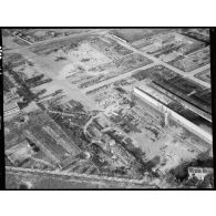 Vue aérienne des infrastructures de la Société nationale de constructions aéronautiques du Sud-Est (SNCASE) bombardées par des bombardiers alliés en mars 1944.