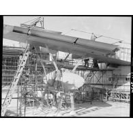 Des ouvriers travaillent sur un des flotteurs d'un hydravion de transport SE-200 en construction sur le site de la Société nationale de constructions aéronautiques du Sud-Est (SNCASE) à Marignane.