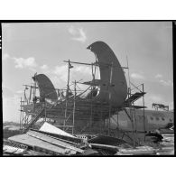 Des ouvriers travaillent sur l'empennage d'un hydravion de transport SE-200 en construction sur le site de la Société nationale de constructions aéronautiques du Sud-Est (SNCASE) à Marignane.