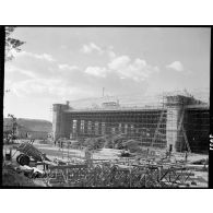 Reconstruction d'un hangar sur le site de la Société nationale de constructions aéronautiques du Sud-Est (SNCASE) à Marignane.