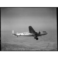 Phase d'atterrissage de l'avion de transport Breguet Br.500 Colmar au-dessus de Marignane.