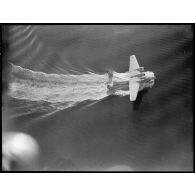 Un hydravion de transport Dornier Do-24 au décollage sur l'étang de Berre.