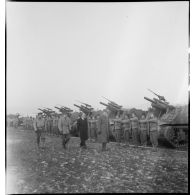 Prise d'armes rassemblant des éléments de la 2e division blindée (2e DB), présidée par le général de Gaulle, près de Stotzheim (Bas-Rhin).