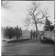 Prise d'armes rassemblant des éléments de la 2e division blindée (2e DB), présidée par le général de Gaulle, près de Stotzheim (Bas-Rhin).