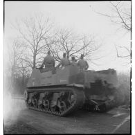 Prise d'armes rassemblant des éléments de la 2e division blindée (2e DB), présidée par le général de Gaulle, près de Stotzheim (Bas-Rhin).