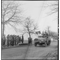 Prise d'armes rassemblant des éléments de la 2e division blindée (2e DB), présidée par le général de Gaulle, près de Stotzheim (Bas-Rhin).