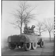 Prise d'armes rassemblant des éléments de la 2e division blindée (2e DB), présidée par le général de Gaulle, près de Stotzheim (Bas-Rhin).