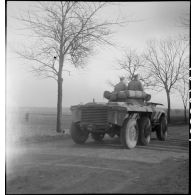Prise d'armes rassemblant des éléments de la 2e division blindée (2e DB), présidée par le général de Gaulle, près de Stotzheim (Bas-Rhin).