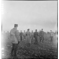 Prise d'armes rassemblant des éléments de la 2e division blindée (2e DB), présidée par le général de Gaulle, près de Stotzheim (Bas-Rhin).