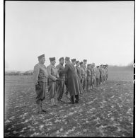 Prise d'armes rassemblant des éléments de la 2e division blindée (2e DB), présidée par le général de Gaulle, près de Stotzheim (Bas-Rhin).