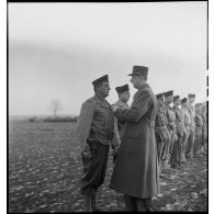 Prise d'armes rassemblant des éléments de la 2e division blindée (2e DB), présidée par le général de Gaulle, près de Stotzheim (Bas-Rhin).
