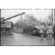 Dépannage d'un char Sherman M4 du 6e régiment de chasseurs d'Afrique (6e RCA) de la 5e division blindée (5e DB) par un véhicule blindé de dépannage M31.