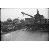 Dépannage d'un char Sherman M4 du 6e régiment de chasseurs d'Afrique (6e RCA) de la 5e division blindée (5e DB) par un véhicule blindé de dépannage M31.