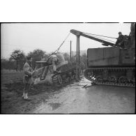 Dépannage d'un char Sherman M4 du 6e régiment de chasseurs d'Afrique (6e RCA) de la 5e division blindée (5e DB) par un véhicule blindé de dépannage M31.