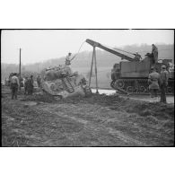Dépannage d'un char Sherman M4 du 6e régiment de chasseurs d'Afrique (6e RCA) de la 5e division blindée (5e DB) par un véhicule blindé de dépannage M31.