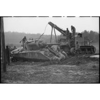 Dépannage d'un char Sherman M4 du 6e régiment de chasseurs d'Afrique (6e RCA) de la 5e division blindée (5e DB) par un véhicule blindé de dépannage M31.