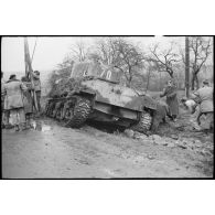 Dépannage d'un char Sherman M4 du 6e régiment de chasseurs d'Afrique (6e RCA) de la 5e division blindée (5e DB) par un véhicule blindé de dépannage M31.