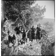 Des membres du groupe des commandos d'Afrique, devenu 5e bataillon de choc, progressent dans la végétation au Cap Nègre (reconstitution).