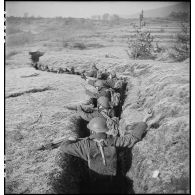 Des membres du groupe de commandos d'Afrique, devenu 5e bataillon de choc, sont postés dans une tranchée près du fort du Salbert qui fait partie de la place forte de Belfort (reconstitution).