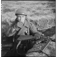 Un membre du groupe de commandos d'Afrique, devenu 5e bataillon de choc, lance une grenade depuis une tranchée près du fort du Salbert qui fait partie de la place forte de Belfort (reconstitution).