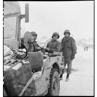 Pose de lignes téléphoniques dans un village du front dans la région de Sarreguemines (Moselle) par le génie américain. [description provisoire]