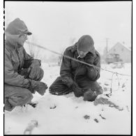 Des sapeurs du génie américain testent une ligne téléphonique qu'ils viennent d'installer dans un village du front dans la région de Sarreguemines (Moselle). [description provisoire]